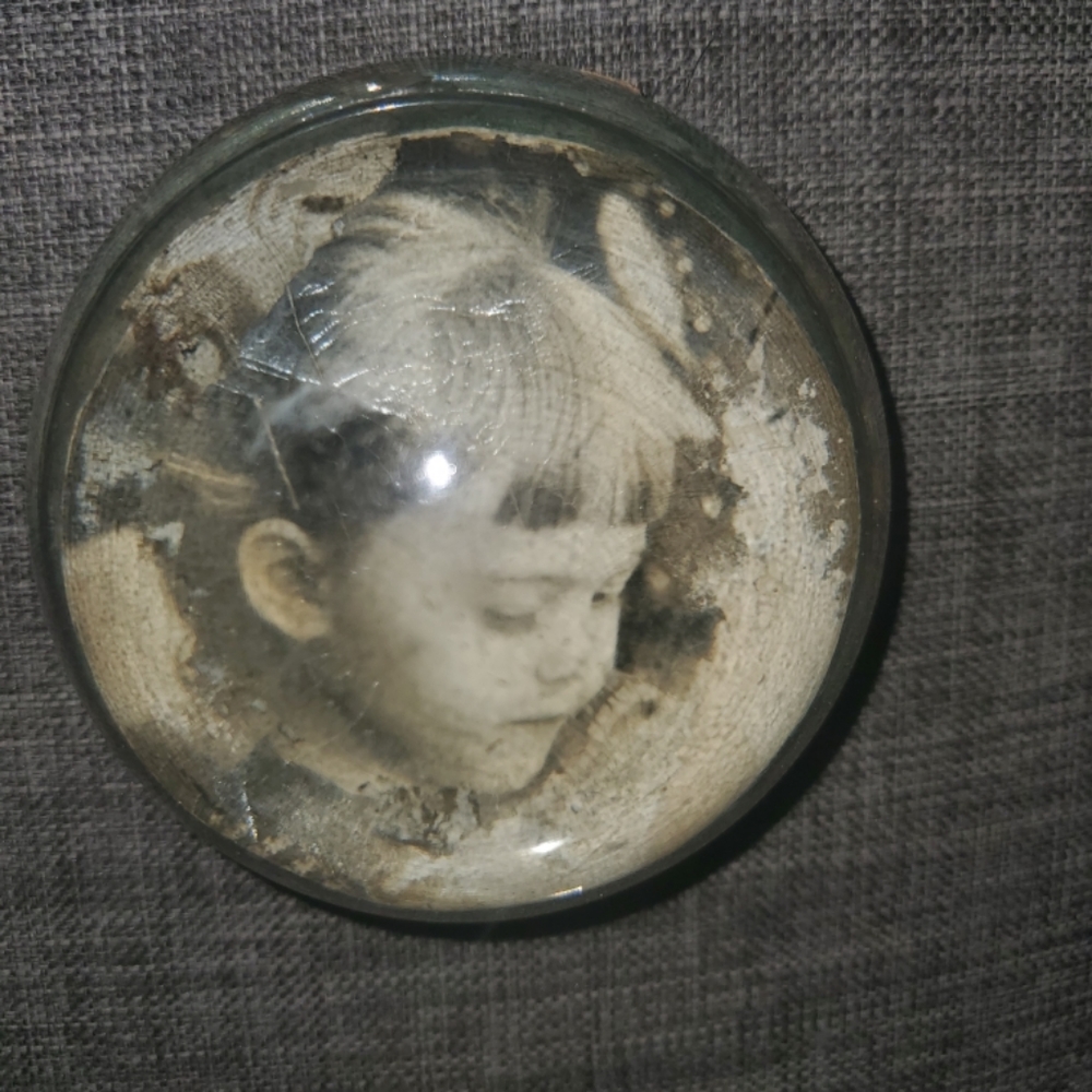 Art Glass Paperweight Vintage Little girl picture - Picture 3 of 3